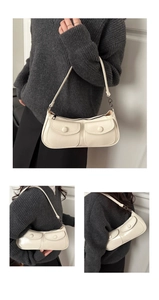 Vue détaillée du sac porté épaule en cuir PU beige avec deux poches avant et fine bandoulière