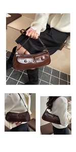 Détail macro du sac à bandoulière marron foncé brillant avec doubles poches et chaîne