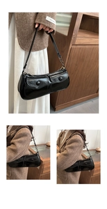 Détail du sac bandoulière en cuir verni noir brillant avec doubles poches à boucle