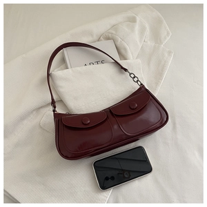 Détails du sac bandoulière en similicuir brillant bordeaux avec deux poches à rabat