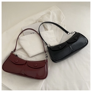 Détail de sacs baguette vintage en cuir verni brillant avec doubles poches avant