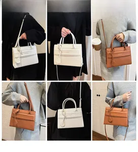 Détails du sac cabas à texture crocodile en crème et marron avec bandoulière réglable