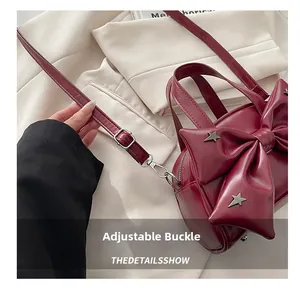 Dettaglio della fibbia regolabile sulla tracolla della borsa in pelle bordeaux