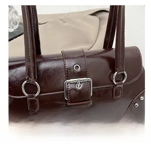 Détails du sac à main vintage marron foncé avec cuir brillant et boucles métalliques