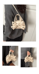 Détail du sac seau crème avec grand nœud et clous étoiles noirs en cuir mat souple