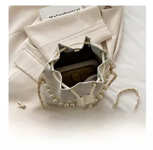 Capacité intérieure du sac seau papillon blanc avec perles et cordon de serrage