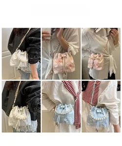 Détail de la poignée en perles et décor papillon 3D sur ces sacs seau élégants