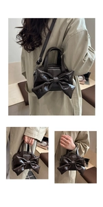 Détail du sac bandoulière marron avec nœud et clous étoiles argentés en cuir synthétique