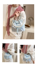 Détail du sac seau en dentelle bleu clair avec papillons 3D et poignée en perles