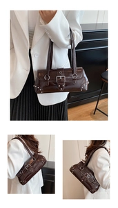 Détails du sac vintage en cuir huilé marron avec clous argentés et boucle de ceinture