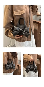 Détails du mini sac à main noir avec nœud, clous étoiles argentés et texture cuir