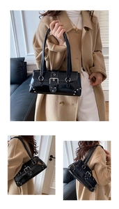 Détails du sac à bandoulière noir verni avec clous argentés et boucle métallique punk