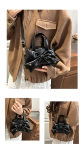 Détail du sac seau à nœud noir avec rivets étoiles argentés et bandoulière amovible