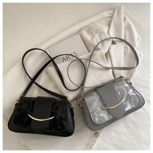 Details kleiner quadratischer Umhängetaschen mit Goldschnallen und Lederprägung für Damen