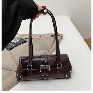 Detail der dunkelbraunen Wachsleder-Schultertasche mit Schnalle und Nietenbesatz