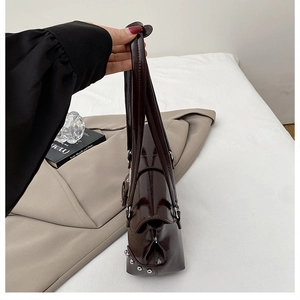 Detailansicht der dunkelbraunen Achseltasche aus Öl-Wachsleder mit silbernen Nieten-Details