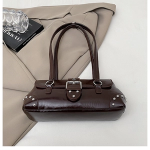 Detail der dunkelbraunen Schultertasche aus Öl-Wachs-Leder mit Nieten und Metallschnalle