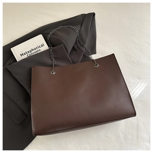 Vue de dessus d'un sac cabas marron foncé en cuir grainé avec bandoulière chaîne
