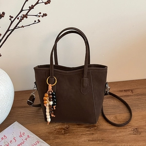 Sac seau vintage en cuir mat marron foncé avec perles en bois et bandoulière amovible