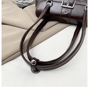 Detail der Vintage-Schultertasche aus Kaffeelder mit silbernen Schnallen und Nieten