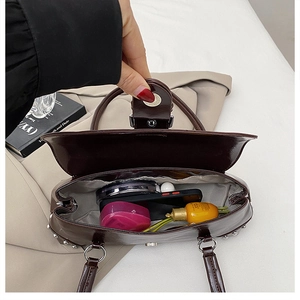 Draufsicht der dunkelbraunen Ölwachsleder-Tasche mit Fokus auf Innenraum und Stauraum-Details
