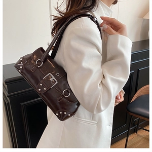 Details der dunkelbraunen Schultertasche aus Öl-Wachs-Leder mit Vintage-Nieten