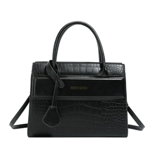 Sac à main noir avec motif crocodile, poignée supérieure et bandoulière au style minimaliste