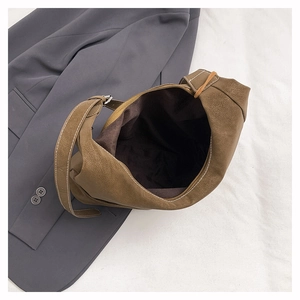 Detail view of large capacity vintage brown shoulder bag with high-quality stitching