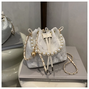 Sac seau élégant en dentelle blanche avec poignée en perles et chaîne dorée femme