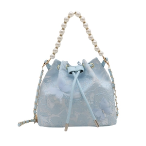 Sac seau en dentelle bleu clair avec papillons, poignée en perles et chaîne dorée