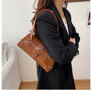 Detailansicht der dunkelbraunen Vintage-Schultertasche aus Wachsleder mit silbernen Nieten
