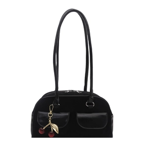 Borsa Boston vintage nera con doppie tasche frontali e ciondolo a forma di ciliegia