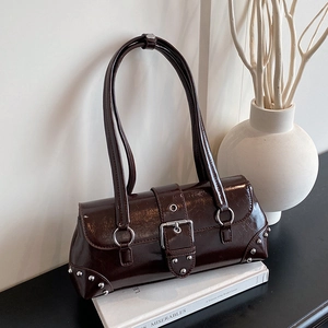 Dunkelbraune Ölwachs-Leder-Achseltasche mit silbernen Nieten und Y2K-Vintage-Schnallendesign