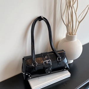 Schicke schwarze Schultertasche aus Ölwachs-Leder mit Nieten und Vintage-Schnalle