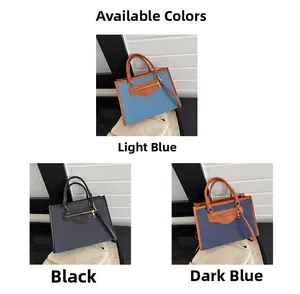 Vista detallada del bolso tote de mezclilla bicolor con opciones de color y textura fina