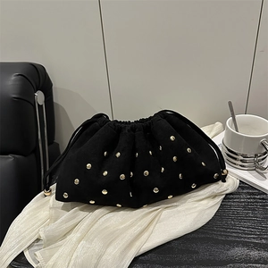 Borsa a secchiello minimalista in camoscio nero con borchie dorate e chiusura a coulisse