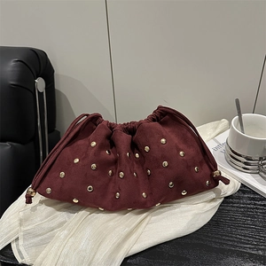 Borsa a secchiello bordeaux opaca con borchie dorate e coulisse su seta lucida