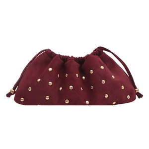 Borsa a secchiello bordeaux in finta pelle scamosciata con borchie dorate e lacci