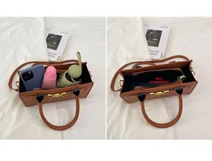 Vista interna della borsa marrone con tasca principale con zip e grande capacità interna