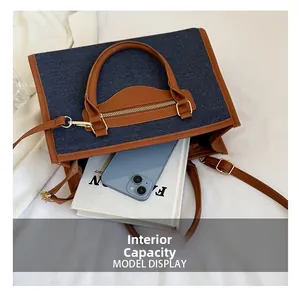 Vista superior de un bolso tote de mezclilla espacioso con correas de cuero y gran capacidad