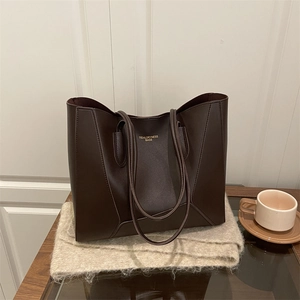Grand sac cabas marron minimaliste avec logo doré sur écharpe beige au style chic