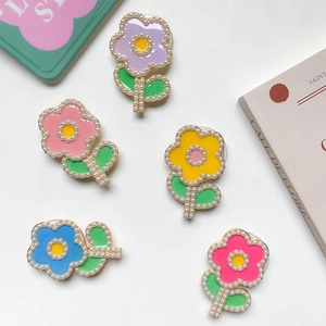 Support téléphone floral avec perles en cinq couleurs sur fond élégant