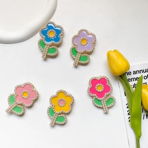 Support de téléphone floral avec perles et designs colorés sur fond blanc pur