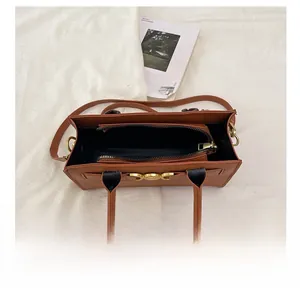 Vista interna della borsa in pelle caramello con scomparto a zip e dettagli ad anello oro