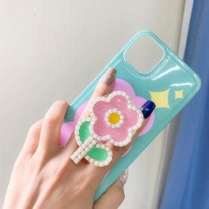 Détail de la coque menthe avec support fleur extensible et décorations en perles blanches