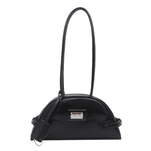 Sac à bandoulière minimaliste en cuir noir brillant avec plaque argentée et boucles