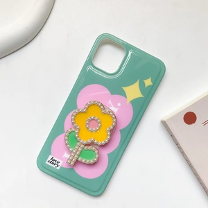 Coque iPhone verte avec fleurs et support de téléphone perlé love story chic