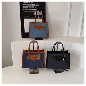 Tres bolsos tote de mezclilla en azul claro, azul oscuro y negro sobre fondo blanco
