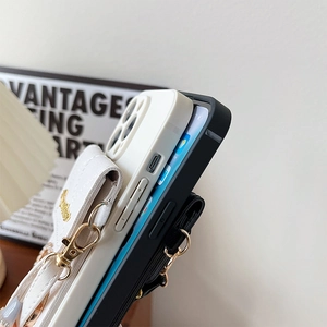 Detailaufnahme der Kunstleder-Kartentasche und Gurtöse an der iPhone-Hülle