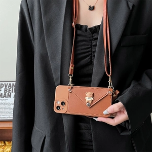 Braune Leder-Handyhülle zum Umhängen mit Kartenfach und süßem 3D-Bären-Accessoire